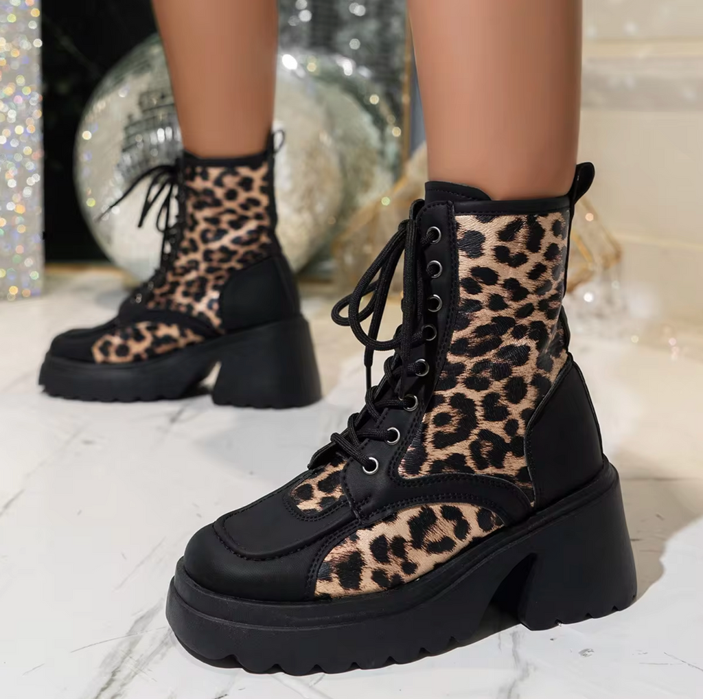 GR | High-quality boots with chunky heels