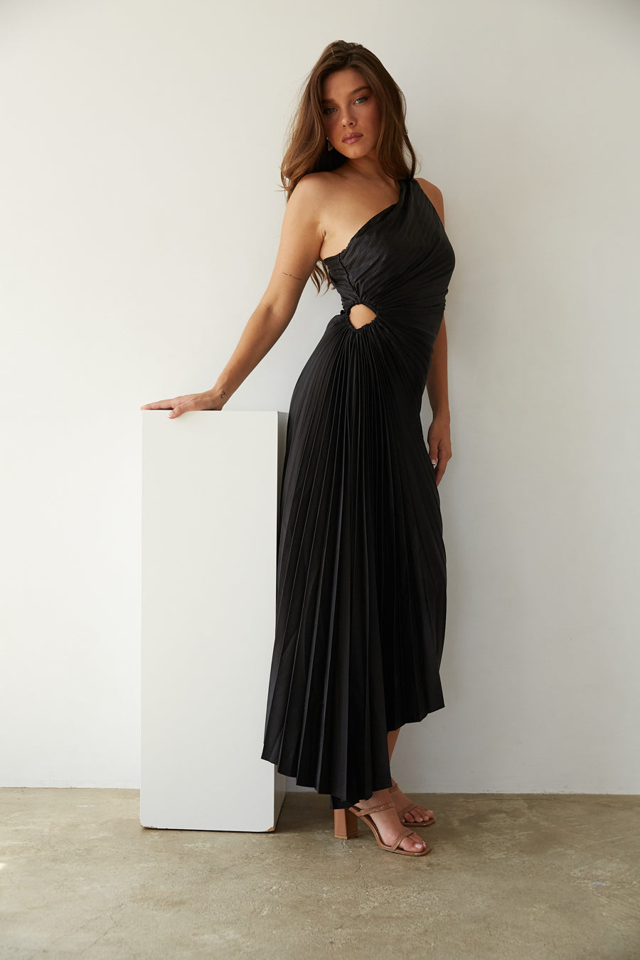 GR | One Shoulder Plissee Midi Kleid